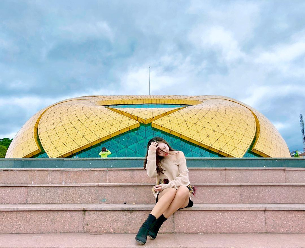 Những bậc thang bên dưới quảng trường là địa điểm lý tưởng để tạo dáng với bông hoa Dã Quỳ khổng lồ